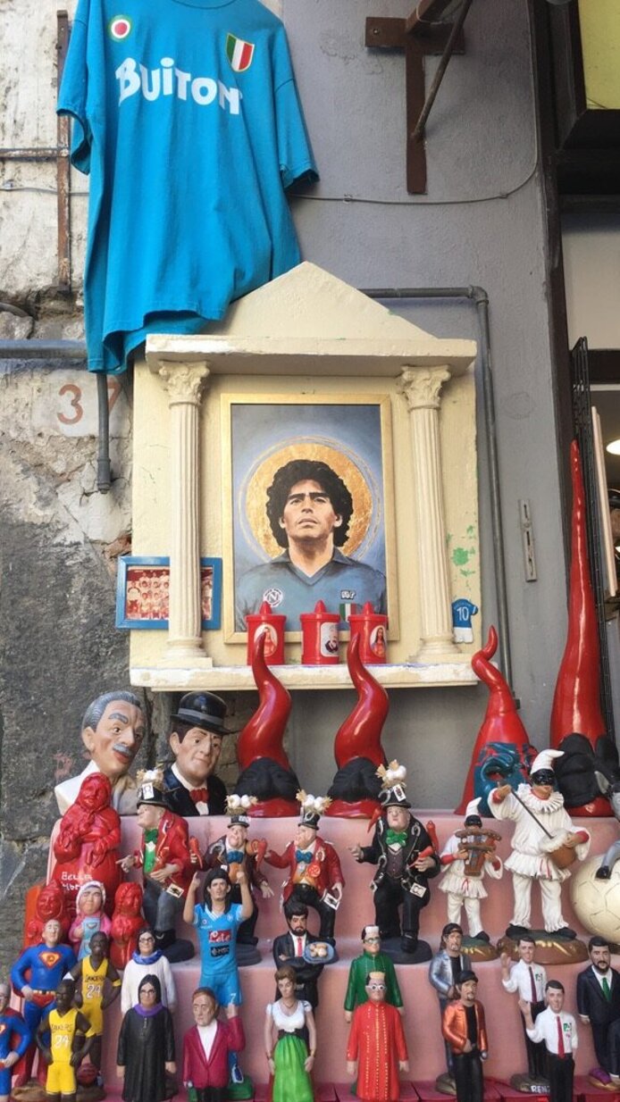 Ein "Altare napoletano" mit Diego Maradona als Altarbild. 