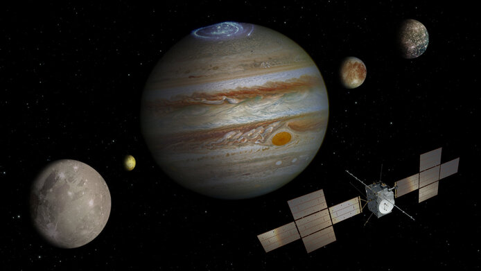 Weltraumaufnahme des Jupiter und seiner drei Monate, im Vordergrund die ESA-Sonde "Juice"