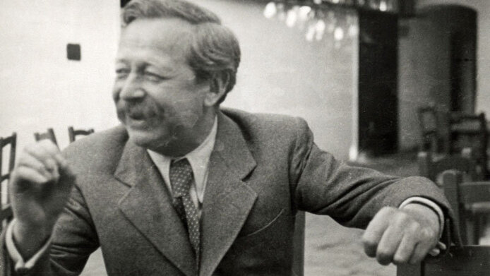 Portrait of the publicist Karl Tschuppik at a wine tavern in Vienna