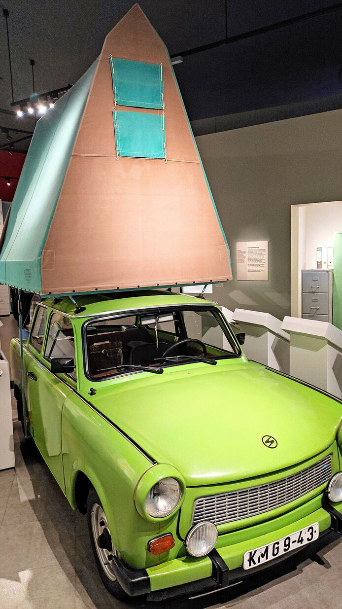 Trabi mit Campingzelt am Dach, ausgestellt im DDR Museum Berlin