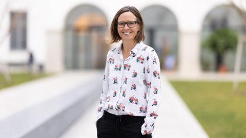 Technikforscherin Astrid Mager im Porträt im Innenhof der Campus Akademie