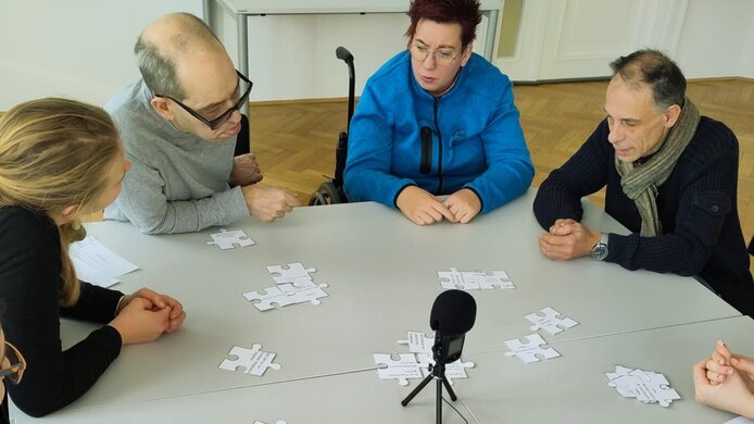 Workshop mit mehreren Teilnehmenden, darunter Menschen mit Beeinträchtigung