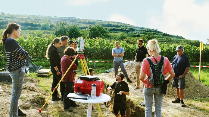 Archäolog:innen-Team an der Fundstelle im Donauraum
