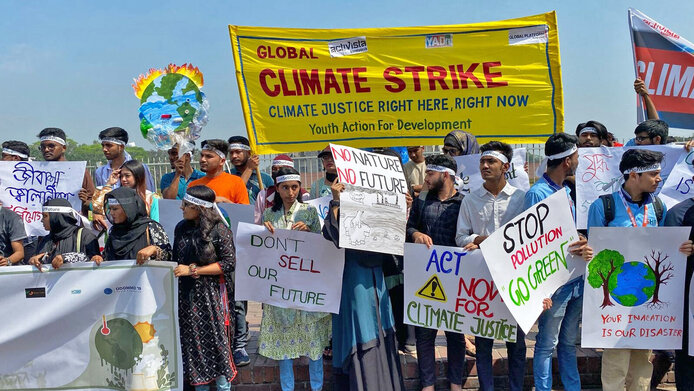Young people in Dhaka (Bangladesh) take to the streets to demand more climate protection.