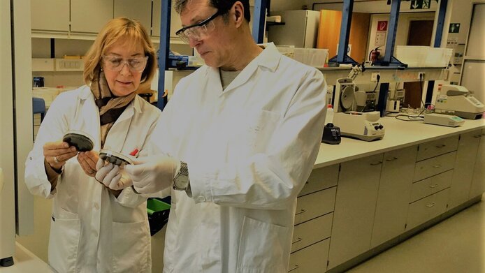 Die Wissenschaftler:innen Olga Sekurova und Sergey Zotchev in ihrem Labor in Wien.