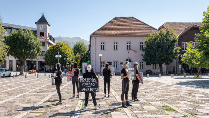 Transmenschen demonstrieren auf offenem Platz in Montenegro