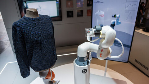Roboterarm stopft Loch in einem Pullover