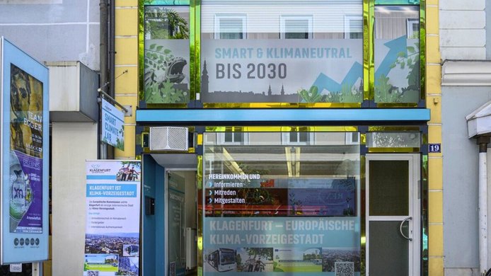 Glass exterior facade of a counseling center, featuring a “Smart Climate Lab” banner