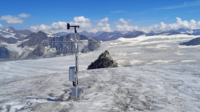 Wetterstation auf dem Gletscher des Gepatschferner in den Tiroler Alpen