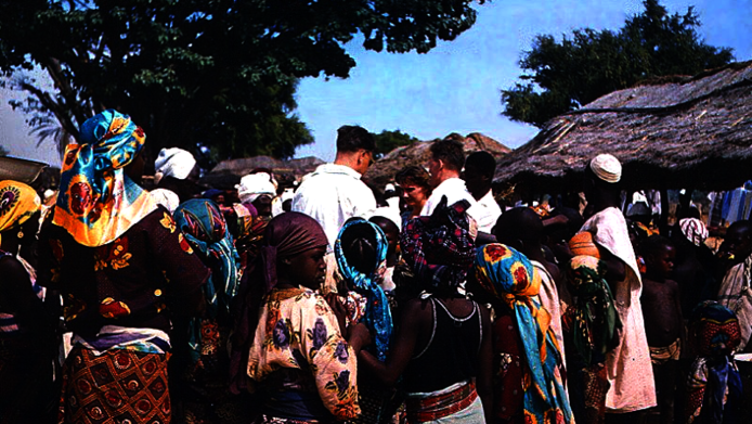 Marktgeschehen in Zaranda, Nigeria 1958: lokale Bevölkerung und Kolonialbeamte im Austausch