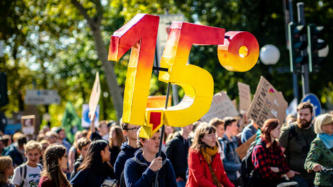 Klimademonstration mit Schild "1,5 Grad"