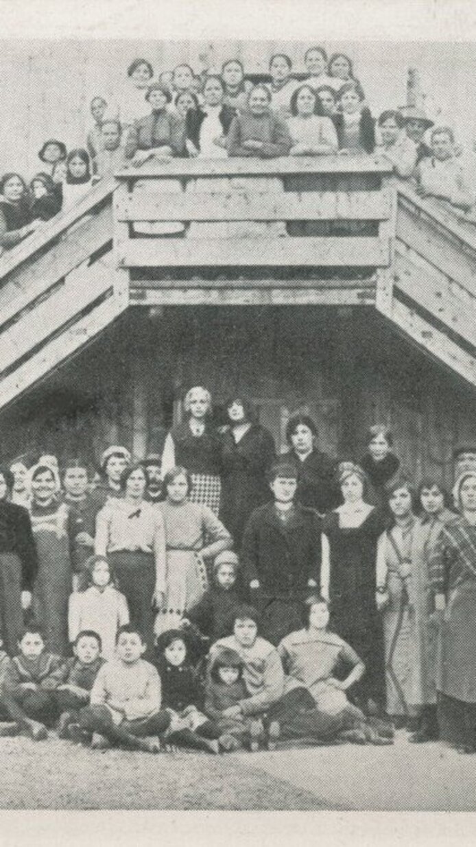 Gruppenfoto vor einem Haus mit Stiege, das osteuropäische Flüchtlinge jeden Alters im 1. Weltkrieg zeigt