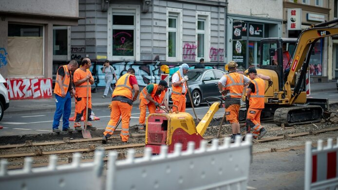 Bauarbeiter reparieren Schienen einer Straßenbahn