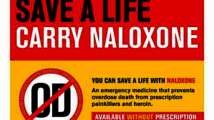 Plakat mit der Botschaft: „Safe a life – carry naloxone“.