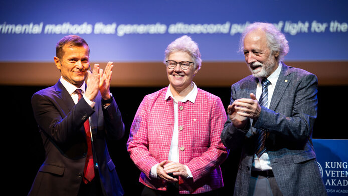 Die drei Physiknobelpreisträger:innen 2023 Ferenc Krausz, Anne L'Huillier und Pierre Agostini bei der Preisverleihung in Stockholm