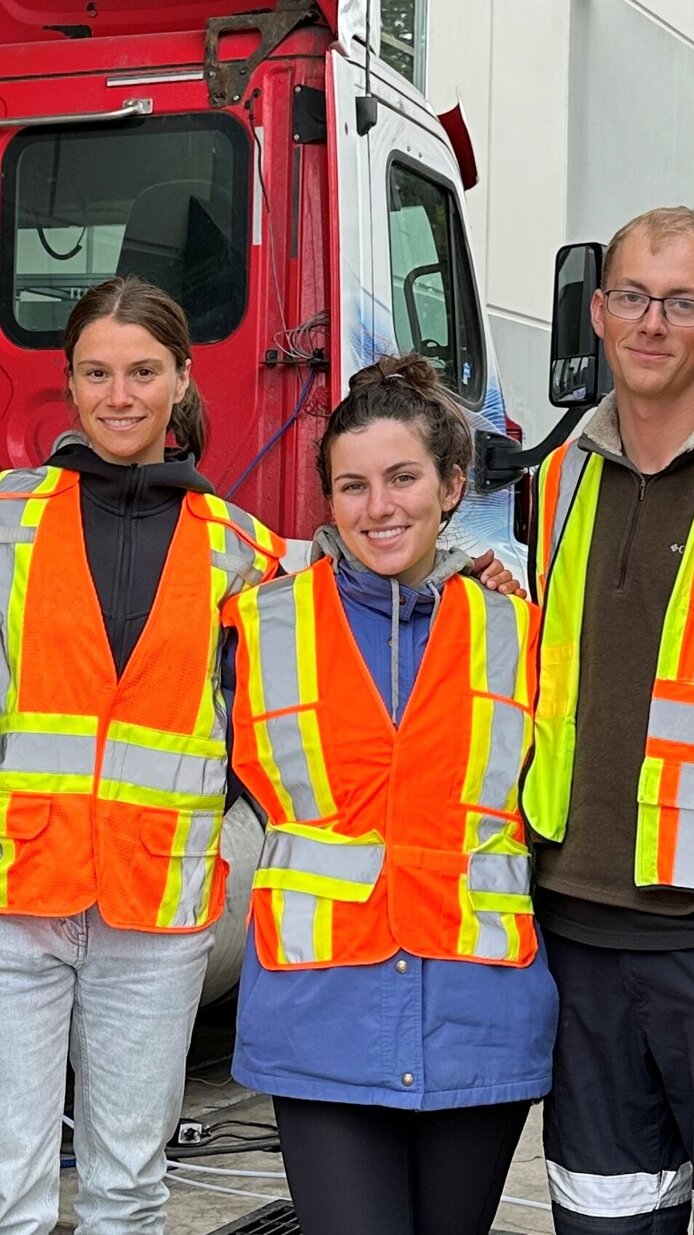 Vierköpfiges Forscherteam in Schutzjacke bei der Feldforschung 