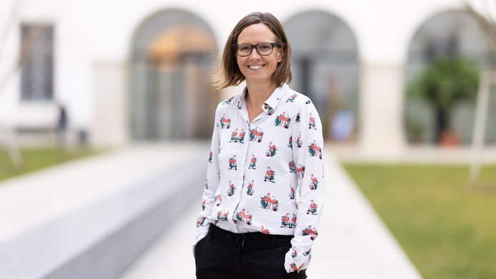Technikforscherin Astrid Mager im Porträt im Innenhof der Campus Akademie