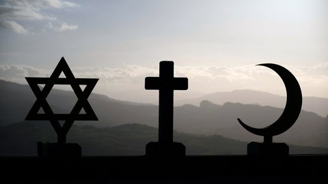 Die drei Symbole für Judentum (Davidstern), Christentum (Kreuz) und Islam (Mondsichel) vor einem Gebirgszug