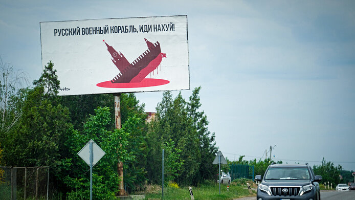Ein Plakat in Odessa an einer Straßenkreuzung gegen den russischen Angriffskrieg 
