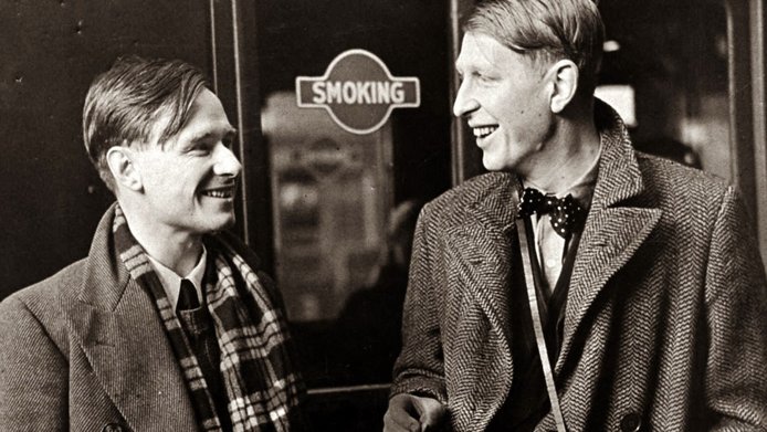Schwarz-weiß-Fotografie von W. H. Auden (re.) und seinem Freund Christopher Isherwood at Victoria Station 1938