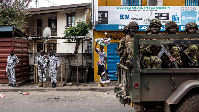 Sicherheitskräfte patrouillieren durch Sierra Leones Hauptstadt Freetown. 