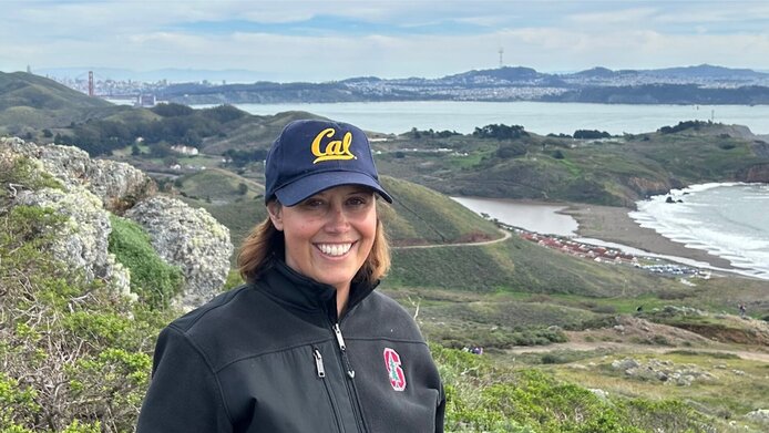 Junge Forscherin mit Schildkappe, im Hintergrund Berkeley Bay Area