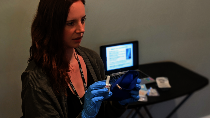 The psychologist Laura Brandt from the University of Vienna explains how to administer the emergency drug naloxone as a nasal spray during a training session.