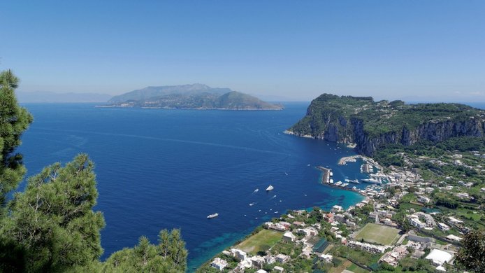 Blick auf Meer und Hafen der Insel Capri von Anacapri aus 