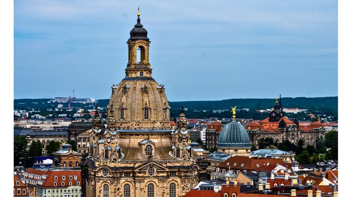 Ein Bild der Hauptstadt Dresden mit riesiger barocker Kirche im Zentrum 
