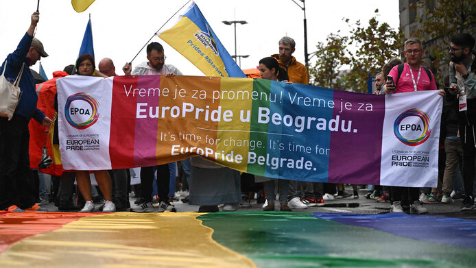 Banner und Teilnehmende bei der Europride Parade 2022, Belgrad