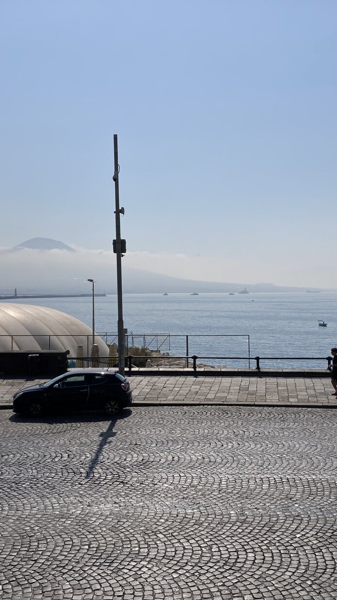 Neapel: Blick auf das Meer, Motorroller, Autos, Sonnenschein